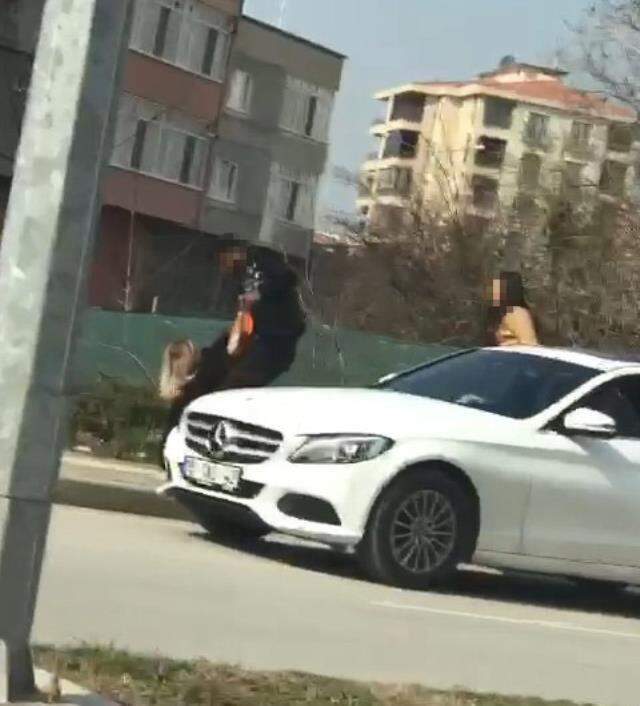Kız arkadaşını saçından tutup yerde sürükleyen sevgili serbest bırakıldı Kız arkadaşını saçından tutup yerde sürükleyen sevgili serbest bırakıldı