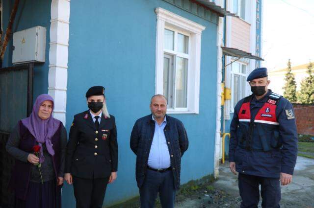 Son dakika haberi! Samsun'da jandarmadan kadınlara karanfil Son dakika haberi! Samsun'da jandarmadan kadınlara karanfil