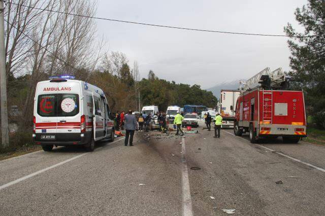 Son Dakika: Muğla'da tırla otomobilin çarpışması sonucu 5 kişi hayatını kaybetti Son Dakika: Muğla'da tırla otomobilin çarpışması sonucu 5 kişi hayatını kaybetti