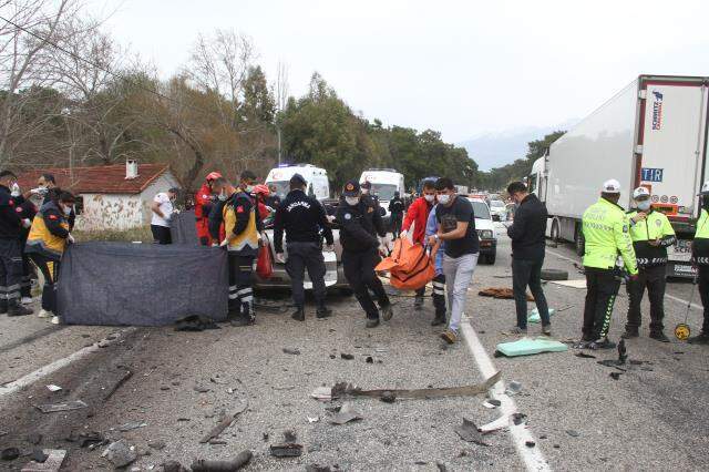 Son Dakika: Muğla'da tırla otomobilin çarpışması sonucu 5 kişi hayatını kaybetti Son Dakika: Muğla'da tırla otomobilin çarpışması sonucu 5 kişi hayatını kaybetti