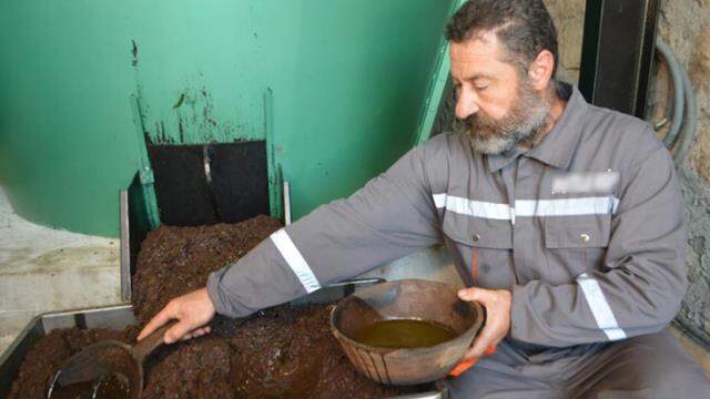 Zeytinyağı tüketimini artırmak için 'Zeytinyağlı yiyemem aman' türküsünü yeniden uyarladı Zeytinyağı tüketimini artırmak için 'Zeytinyağlı yiyemem aman' türküsünü yeniden uyarladı