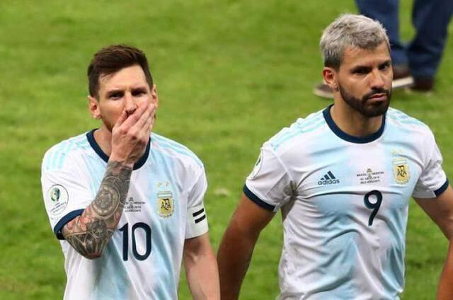 Barcelona, Messi'nin takımda kalması için Agüero'yu transfer etmek istiyor