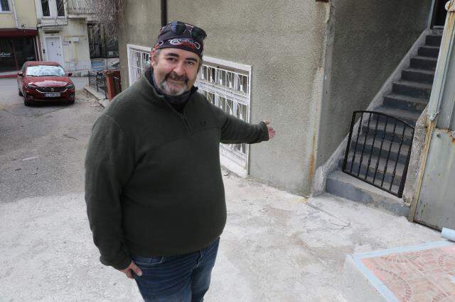 Kamera kayıtlarını izleyen vatandaş, merdivenlerine insanların tuvaletini yaptığını görünce şoka girdi Kamera kayıtlarını izleyen vatandaş, merdivenlerine insanların tuvaletini yaptığını görünce şoka girdi