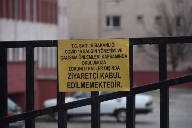 3 sınavda gözetmenlik yapan öğretmen koronaya yakalandı! 34 öğrenci karantinada 3 sınavda gözetmenlik yapan öğretmen koronaya yakalandı! 34 öğrenci karantinada