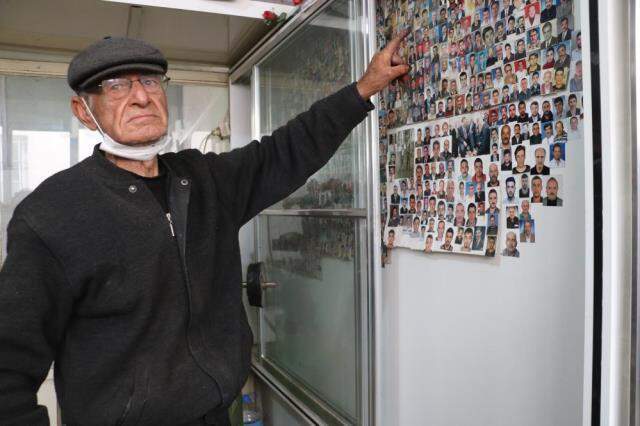 Ayakkabı boyacısı yaşlı adam yılladır ölen ve yaşayan insanların fotoğraflarını biriktiriyor Ayakkabı boyacısı yaşlı adam yılladır ölen ve yaşayan insanların fotoğraflarını biriktiriyor