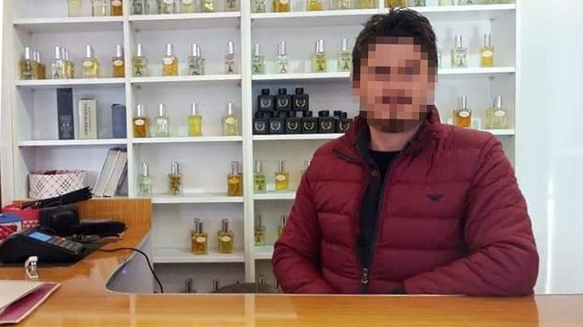 Mağaza sahibi, kabinde kıyafet deneyen kadını röntgenledi