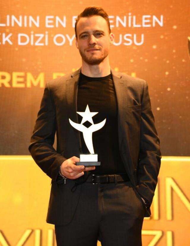 Kerem Bürsin, Bay J'nin olay yaratan sözlerinin ardından ödül törenini terk etti Kerem Bürsin, Bay J'nin olay yaratan sözlerinin ardından ödül törenini terk etti