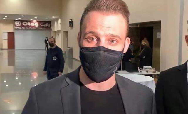 Kerem Bürsin, Bay J'nin olay yaratan sözlerinin ardından ödül törenini terk etti Kerem Bürsin, Bay J'nin olay yaratan sözlerinin ardından ödül törenini terk etti