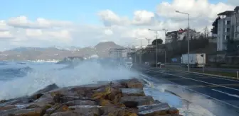 Ordu'da dev dalgalar karayoluna ulaştı