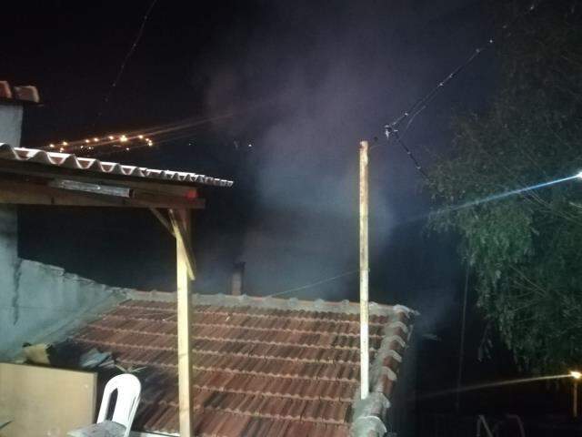 Gözü dönmüş adam, karısı ve kızının içinde bulunduğu evi yaktı Gözü dönmüş adam, karısı ve kızının içinde bulunduğu evi yaktı