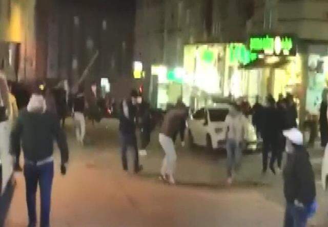 İstanbul'da yabancı uyruklu grubun döner bıçaklı kavgası! Ortalık savaş alanına döndü İstanbul'da yabancı uyruklu grubun döner bıçaklı kavgası! Ortalık savaş alanına döndü