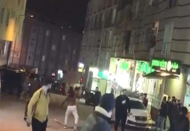 İstanbul'da yabancı uyruklu grubun döner bıçaklı kavgası! Ortalık savaş alanına döndü İstanbul'da yabancı uyruklu grubun döner bıçaklı kavgası! Ortalık savaş alanına döndü