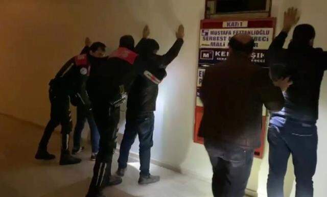 Kumar baskınında nereye kaçacağını şaşıran şüpheliler havalandırma boşluğunda yakalandılar Kumar baskınında nereye kaçacağını şaşıran şüpheliler havalandırma boşluğunda yakalandılar