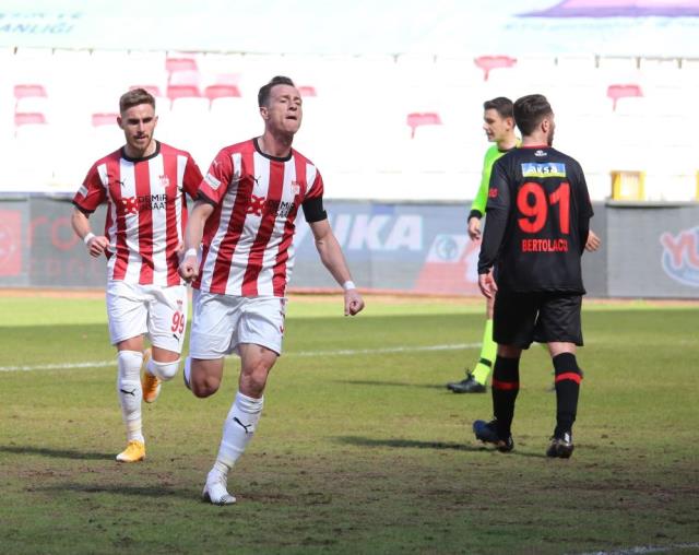 Süper Lig'in 30. hafta maçında Sivasspor, sahasında Fatih Karagümrük'ü 1-0 yendi