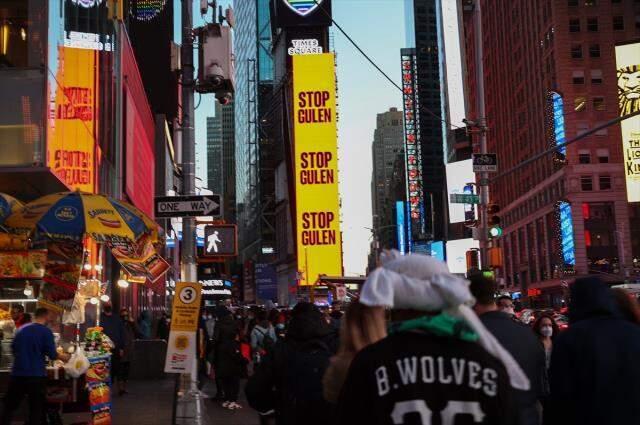 ABD'nin New York Times Meydanı'nda 'Gülen'i durdurun' yazılı ilan yayınlandı