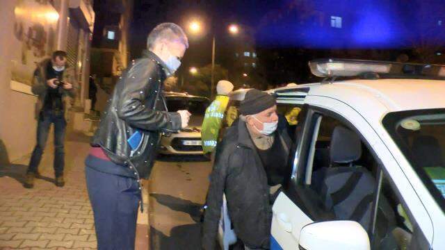 Bir kolu alçıda araç kullanan minibüs şoförü önce bir araca çarptı, ardından takla atıp başka bir otomobilin üstüne düştü Bir kolu alçıda araç kullanan minibüs şoförü önce bir araca çarptı, ardından takla atıp başka bir otomobilin üstüne düştü