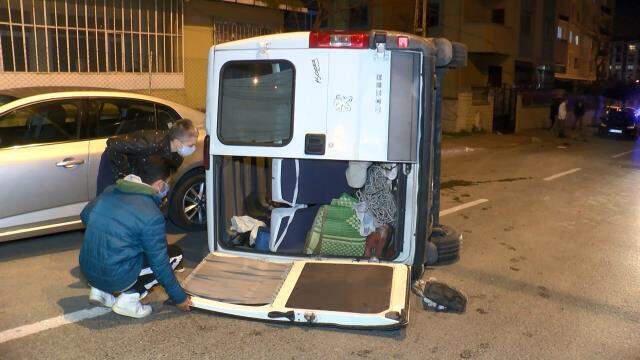 Bir kolu alçıda araç kullanan minibüs şoförü önce bir araca çarptı, ardından takla atıp başka bir otomobilin üstüne düştü Bir kolu alçıda araç kullanan minibüs şoförü önce bir araca çarptı, ardından takla atıp başka bir otomobilin üstüne düştü