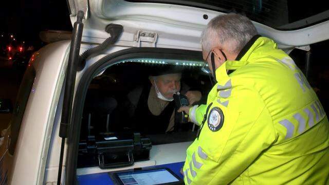 Bir kolu alçıda araç kullanan minibüs şoförü önce bir araca çarptı, ardından takla atıp başka bir otomobilin üstüne düştü Bir kolu alçıda araç kullanan minibüs şoförü önce bir araca çarptı, ardından takla atıp başka bir otomobilin üstüne düştü