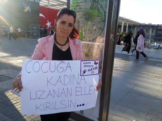 Boşanmasını davul zurna çaldırıp kutlayan kadın, eski eşinin paylaşımı sonrası uzaklaştırma kararı aldırdı Boşanmasını davul zurna çaldırıp kutlayan kadın, eski eşinin paylaşımı sonrası uzaklaştırma kararı aldırdı