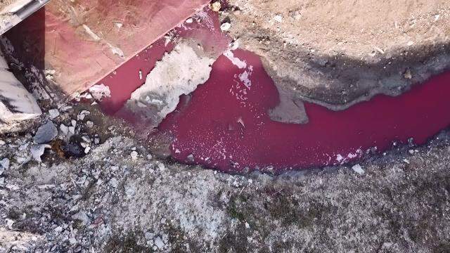 Fabrikaların olduğu alanda bulunan derenin rengi kırmızıya döndü Fabrikaların olduğu alanda bulunan derenin rengi kırmızıya döndü