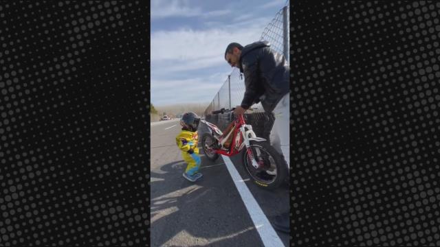Kenan Sofuoğlu, 2 yaşındaki oğlu Zayn Sofuoğlu'nun motosiklet kullandığı anları sosyal medyadan paylaştı