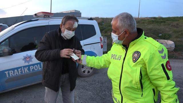 Otomobil kumsala uçtu, vatandaşlar sürücüyü boşverip hatıra fotoğrafı çektirdi Otomobil kumsala uçtu, vatandaşlar sürücüyü boşverip hatıra fotoğrafı çektirdi