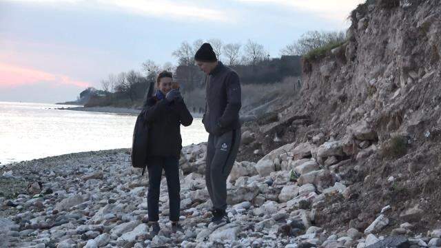 Otomobil kumsala uçtu, vatandaşlar sürücüyü boşverip hatıra fotoğrafı çektirdi Otomobil kumsala uçtu, vatandaşlar sürücüyü boşverip hatıra fotoğrafı çektirdi