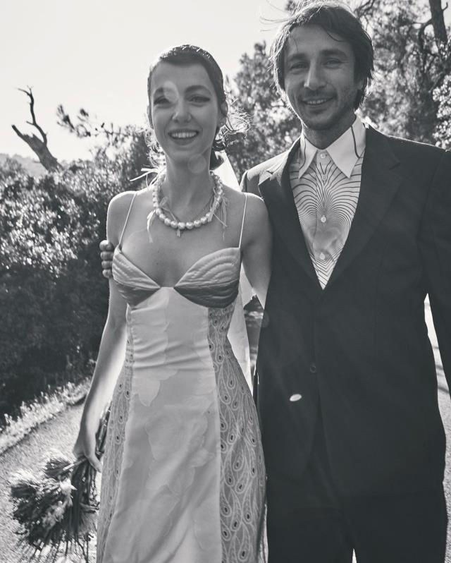 Oyuncu Ahmet Rıfat Şungar ve Esra Gülmen evlendi! Gelinlik ve damatlık görenleri şaşkına çevirdi