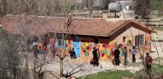 ŞANLIURFA - Harran'ın köy okulları öğretmenler tarafından boyanarak renklendiriliyor