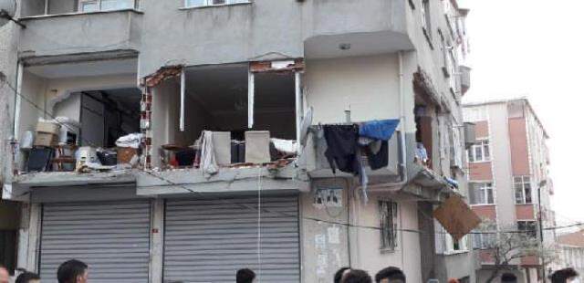 Son Dakika: Gaziosmanpaşa'da bir apartman dairesinde doğalgaz patlaması meydana geldi Son Dakika: Gaziosmanpaşa'da bir apartman dairesinde doğalgaz patlaması meydana geldi