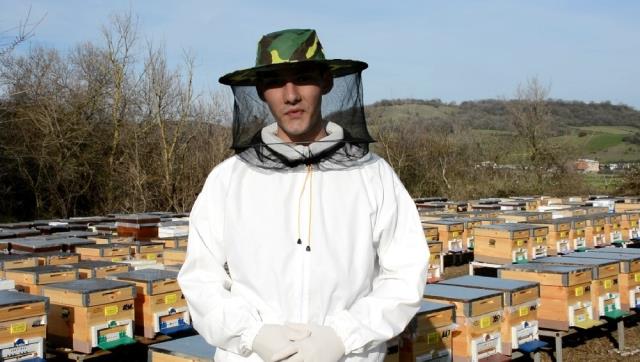 19 yaşındaki Bursalı genç, arı sütü üretiminde Çin'e rakip oldu! Kilosunu 10 bin TL'den satıyor