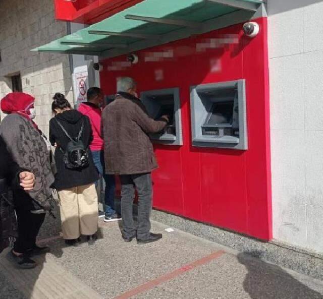 Banka ATM'sine tüküren kişiye vatandaşlardan tepki yağdı