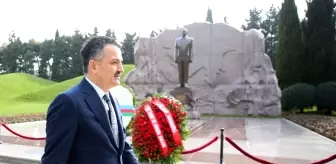 Bakan Pakdemirli, Bakü'de şehitlikleri ziyaret etti