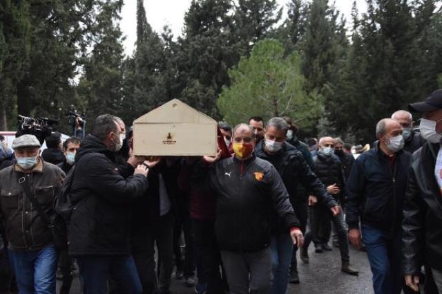 Oyuncu Bige Önal, hayatını kaybeden babası Erhan Önal'ı gözyaşları içinde son yolculuğuna uğurladı