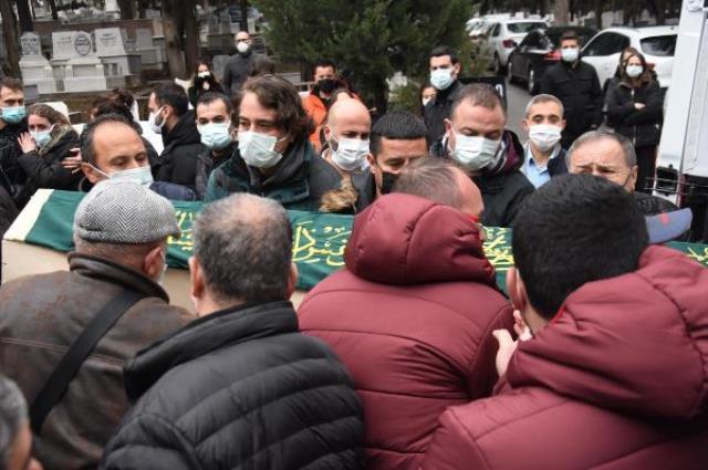 Oyuncu Bige Önal, hayatını kaybeden babası Erhan Önal'ı gözyaşları içinde son yolculuğuna uğurladı