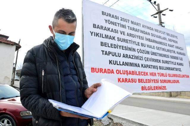 Arsasından usulsüz yol geçen vatandaş, dubalarla nöbet tutmaya başladı