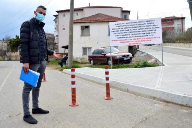 Arsasından usulsüz yol geçen vatandaş, dubalarla nöbet tutmaya başladı