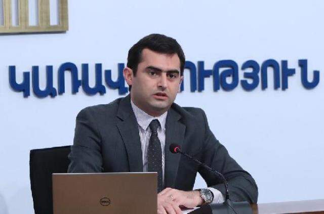 Ermeni Bakan kafede oturan gazeteciyi darbetti Ermeni Bakan kafede oturan gazeteciyi darbetti