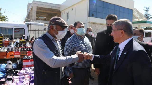 Davutoğlu'ndan AK Parti'nin kalesinde miting gibi esnaf ziyareti Davutoğlu'ndan AK Parti'nin kalesinde miting gibi esnaf ziyareti