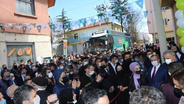 Davutoğlu'ndan AK Parti'nin kalesinde miting gibi esnaf ziyareti Davutoğlu'ndan AK Parti'nin kalesinde miting gibi esnaf ziyareti