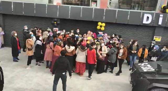 İndirimli ürün almak için koronavirüs tedbirlerini hiçe saydılar İndirimli ürün almak için koronavirüs tedbirlerini hiçe saydılar
