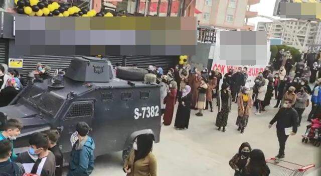 İndirimli ürün almak için koronavirüs tedbirlerini hiçe saydılar İndirimli ürün almak için koronavirüs tedbirlerini hiçe saydılar
