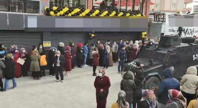 İndirimli ürün almak için koronavirüs tedbirlerini hiçe saydılar İndirimli ürün almak için koronavirüs tedbirlerini hiçe saydılar