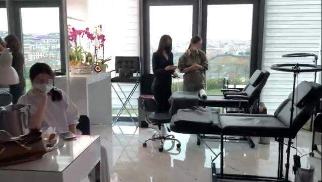 Lüks rezidanstaki sahte güzellik merkezine baskın: 'Dünyaca ünlü doktor' yalanıyla binlerce lirayı cebe atmışlar Lüks rezidanstaki sahte güzellik merkezine baskın: 'Dünyaca ünlü doktor' yalanıyla binlerce lirayı cebe atmışlar