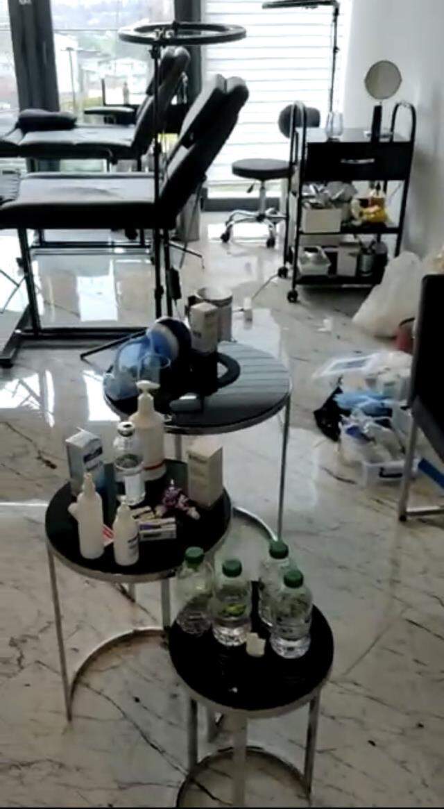 Lüks rezidanstaki sahte güzellik merkezine baskın: 'Dünyaca ünlü doktor' yalanıyla binlerce lirayı cebe atmışlar Lüks rezidanstaki sahte güzellik merkezine baskın: 'Dünyaca ünlü doktor' yalanıyla binlerce lirayı cebe atmışlar
