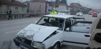 Manisa'da TIR'a çarpan otomobildeki 5 kişi yaralandı