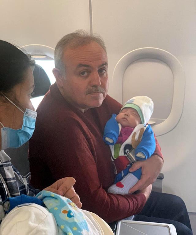 Uçakta bebeğin hayatını kurtaran doktor vekil, 2 hastaya daha müdahale etmiş