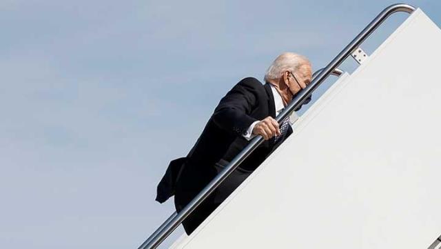 Biden uçağın merdivenlerinde düştü, Beyaz Saray'dan açıklama geldi: Şiddetli rüzgârdan dengesini kaybetti