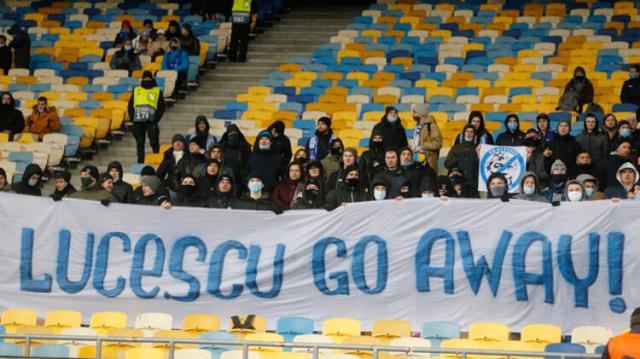 Dinamo Kiev taraftarları, Lucescu'ya ırkçı ve hakaret içeren pankartlar ve tezahüratlar yaptılar