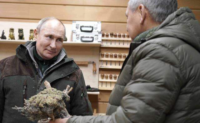 Putin, hafta sonu tatili için Savunma Bakanı ile Sibirya'ya gitti